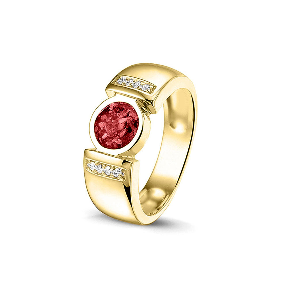 Ring 6 mm uit onze serie gedenksieraden, waar zichtbaar as of haar verwerkt wordt in het ronde ornament geflankeerd door acht stuks zirkonia's of diamanten naar keuze. Red