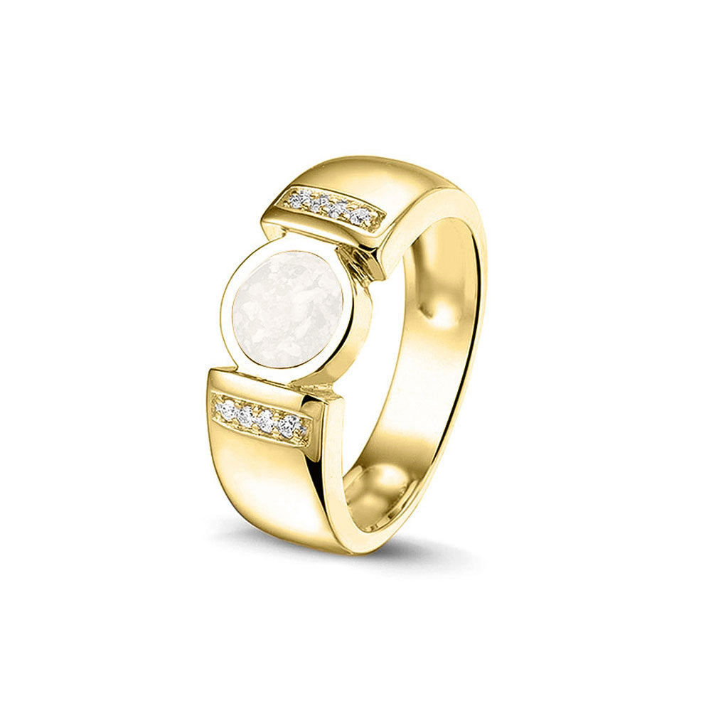 Ring 6 mm uit onze serie gedenksieraden, waar zichtbaar as of haar verwerkt wordt in het ronde ornament geflankeerd door acht stuks zirkonia's of diamanten naar keuze. White