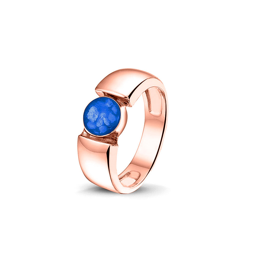 Ring 7.5 mm uit onze serie gedenksieraden, waar zichtbaar as of haar (of eventueel melktandjes of moedermelk) verwerkt wordt in het ronde ornament. Blue
