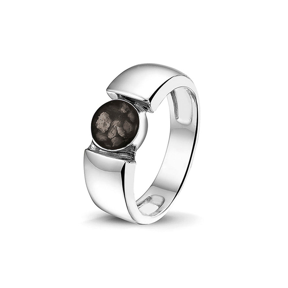 Ring 7.5 mm uit onze serie gedenksieraden, waar zichtbaar as of haar (of eventueel melktandjes of moedermelk) verwerkt wordt in het ronde ornament. Black