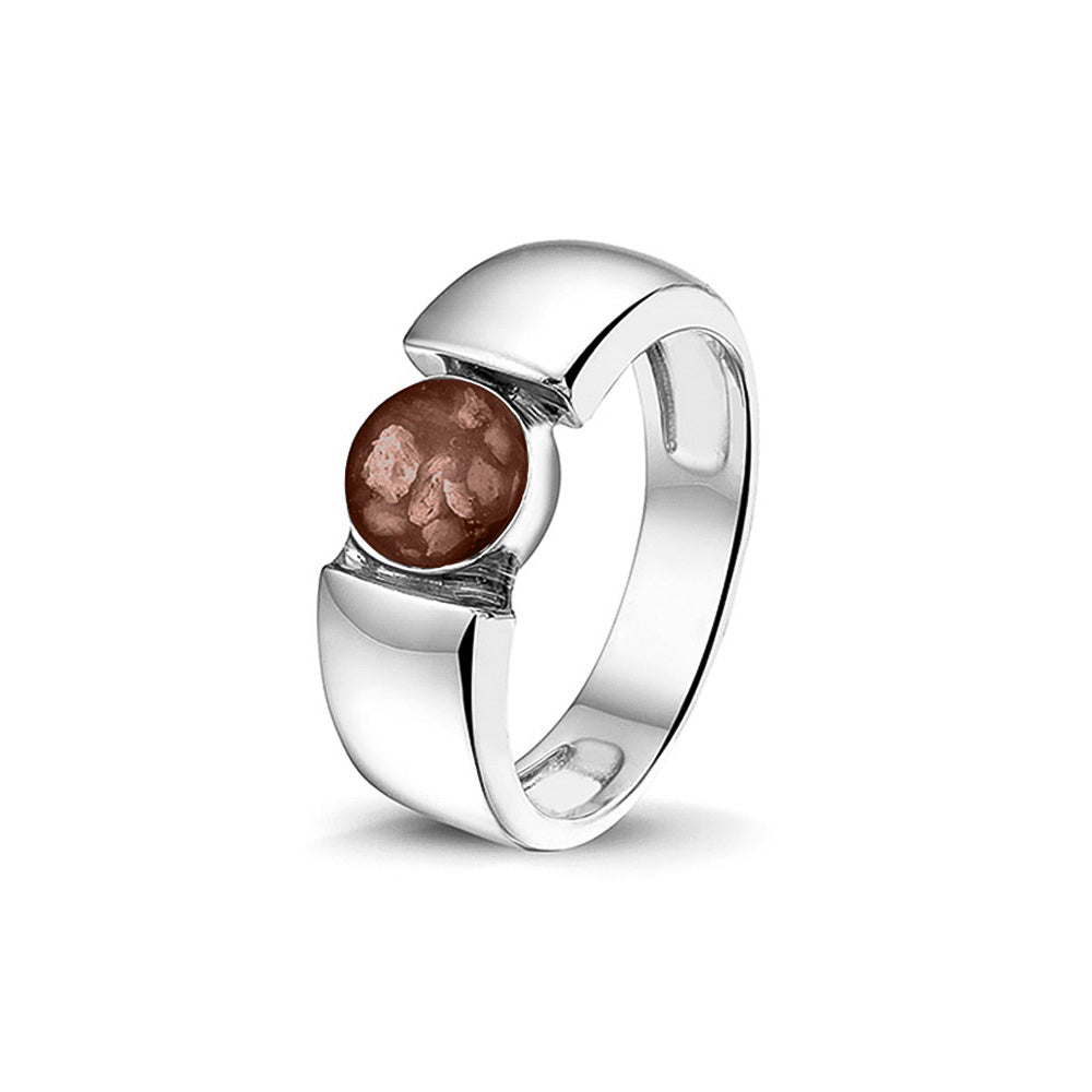 Ring 7.5 mm uit onze serie gedenksieraden, waar zichtbaar as of haar (of eventueel melktandjes of moedermelk) verwerkt wordt in het ronde ornament. Brown
