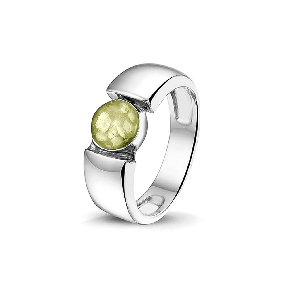 Ring 7.5 mm uit onze serie gedenksieraden, waar zichtbaar as of haar (of eventueel melktandjes of moedermelk) verwerkt wordt in het ronde ornament. Olive