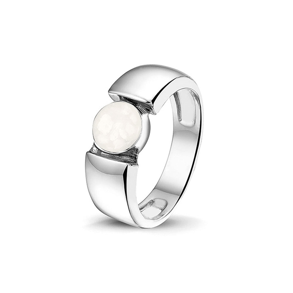 Ring 7.5 mm uit onze serie gedenksieraden, waar zichtbaar as of haar (of eventueel melktandjes of moedermelk) verwerkt wordt in het ronde ornament. White