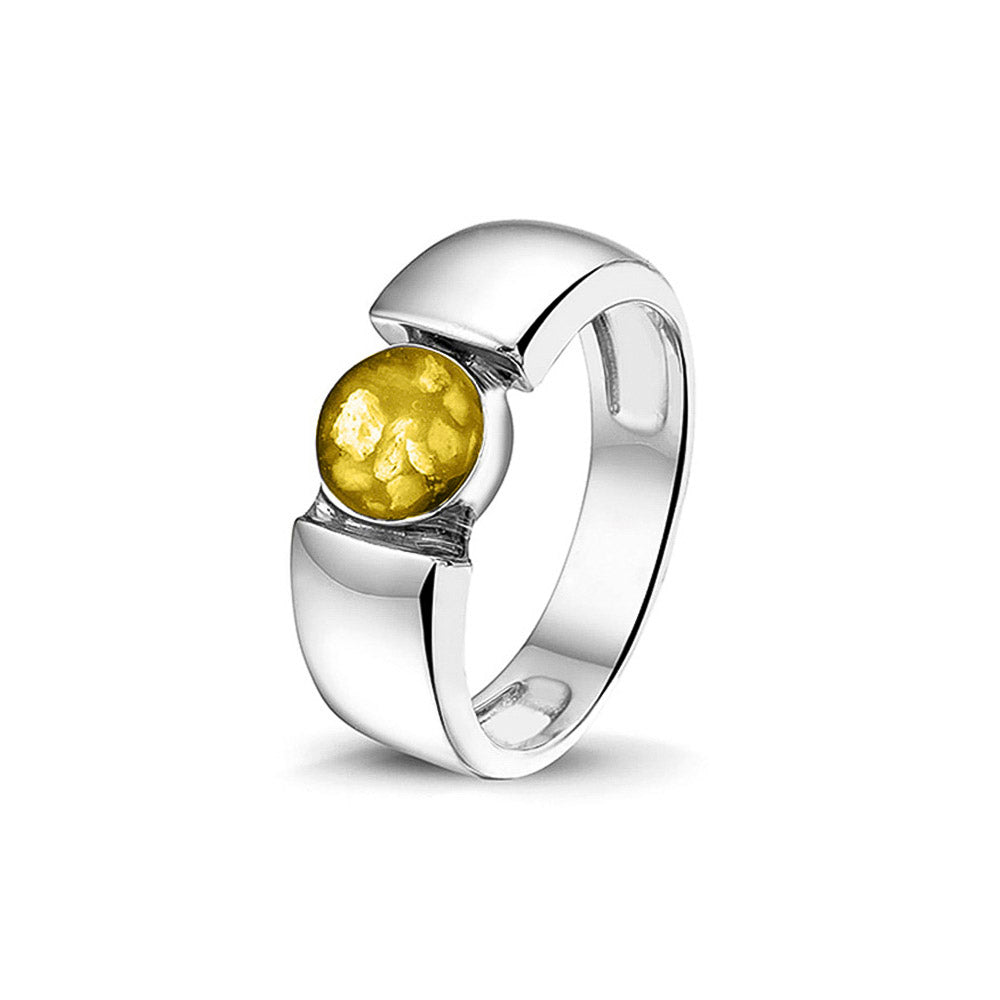 Ring 7.5 mm uit onze serie gedenksieraden, waar zichtbaar as of haar (of eventueel melktandjes of moedermelk) verwerkt wordt in het ronde ornament. Yellow