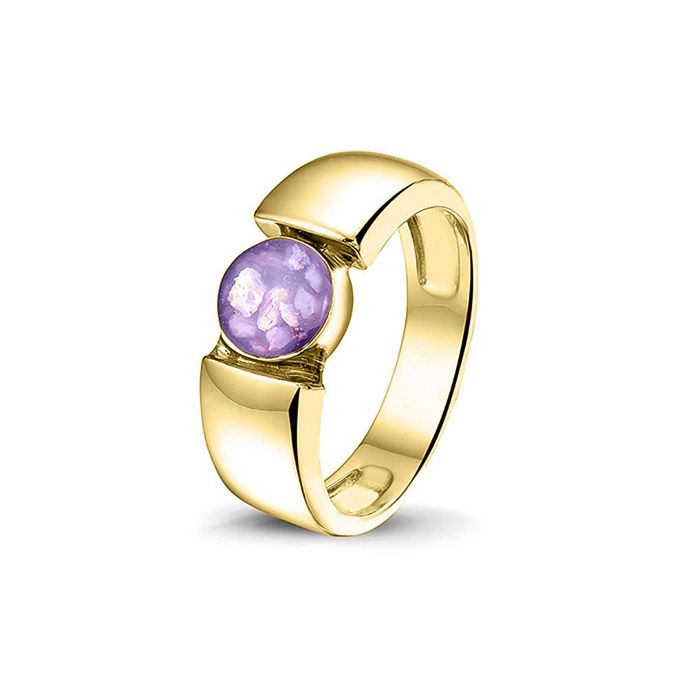 Ring 7.5 mm uit onze serie gedenksieraden, waar zichtbaar as of haar (of eventueel melktandjes of moedermelk) verwerkt wordt in het ronde ornament. Purple