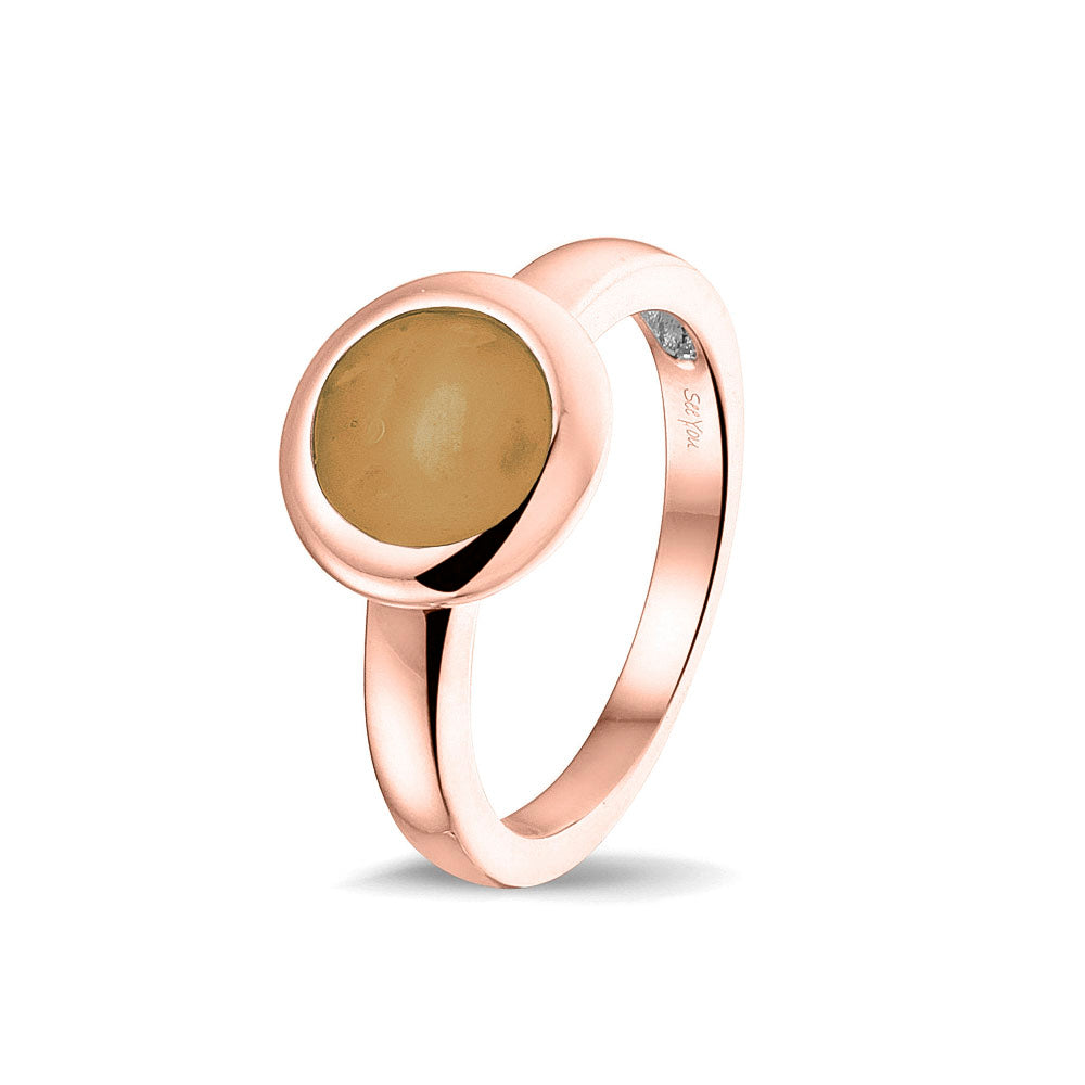 Gedenksieraad, gladde ring 3 mm waar aan de bovenzijde zichtbaar as of haar (of eventueel melktandjes of moedermelk) verwerkt wordt. Gold