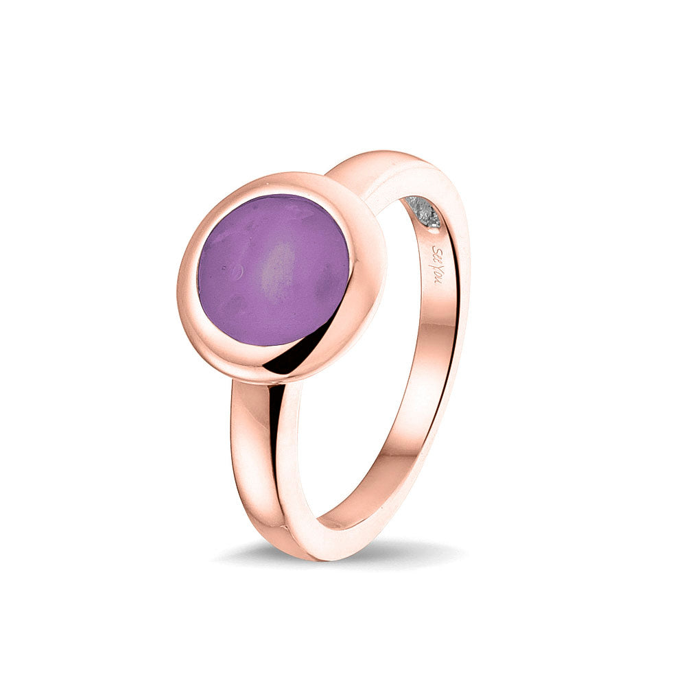 Gedenksieraad, gladde ring 3 mm waar aan de bovenzijde zichtbaar as of haar (of eventueel melktandjes of moedermelk) verwerkt wordt. Purple