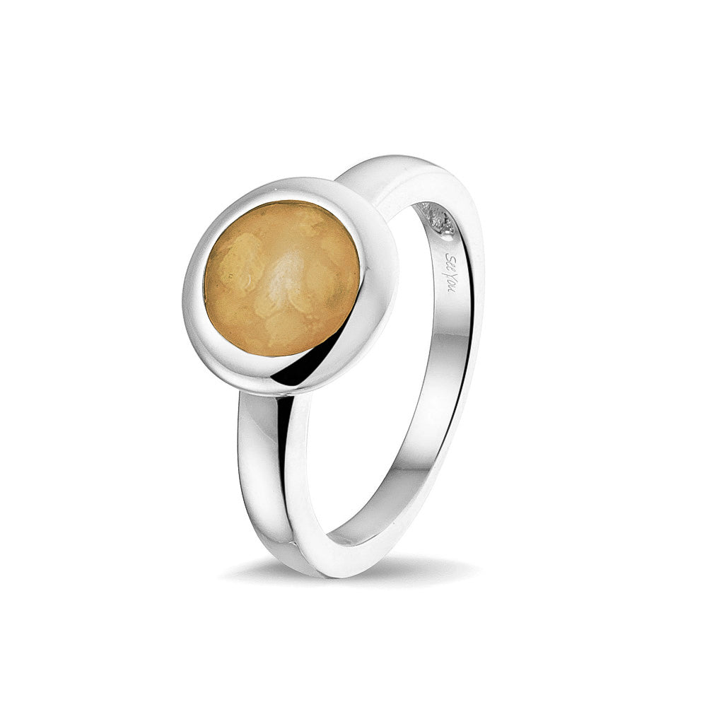 Gedenksieraad, gladde ring 3 mm waar aan de bovenzijde zichtbaar as of haar (of eventueel melktandjes of moedermelk) verwerkt wordt. Gold