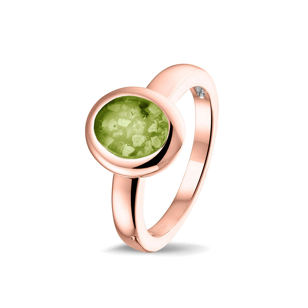 Gedenksieraad, gladde ring 3 mm waar aan de ovale bovenzijde zichtbaar as of haar (of eventueel melktandjes of moedermelk) verwerkt wordt. Green