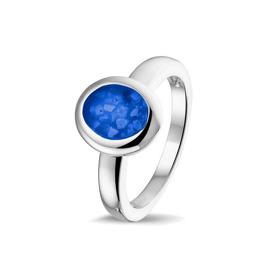 Gedenksieraad, gladde ring 3 mm waar aan de ovale bovenzijde zichtbaar as of haar (of eventueel melktandjes of moedermelk) verwerkt wordt. Blue