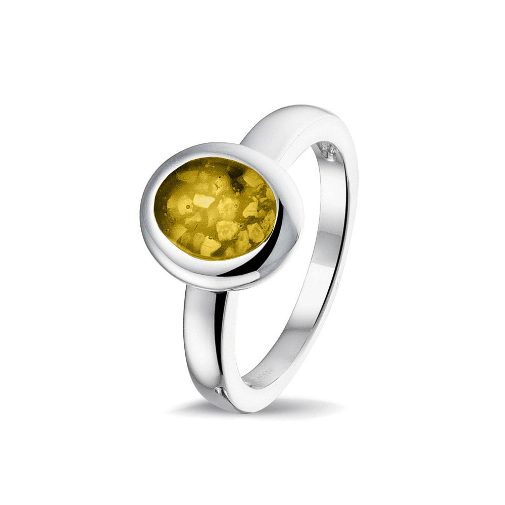 Gedenksieraad, gladde ring 3 mm waar aan de ovale bovenzijde zichtbaar as of haar (of eventueel melktandjes of moedermelk) verwerkt wordt. yellow