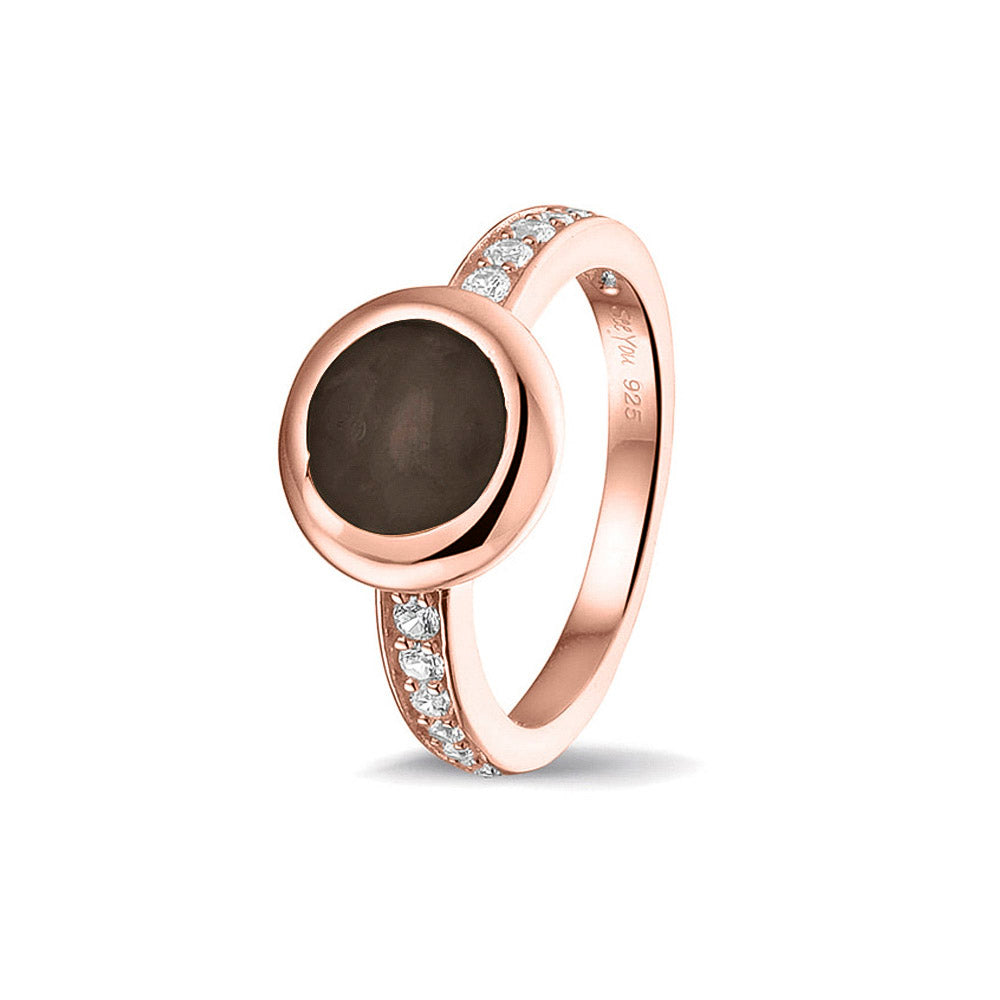Gedenksieraad, ring 3 mm waar aan de bovenzijde zichtbaar as of haar verwerkt wordt. In de bovenste helft van de ringband zijn zirkonia's of diamanten naar keuze gezet.  Black