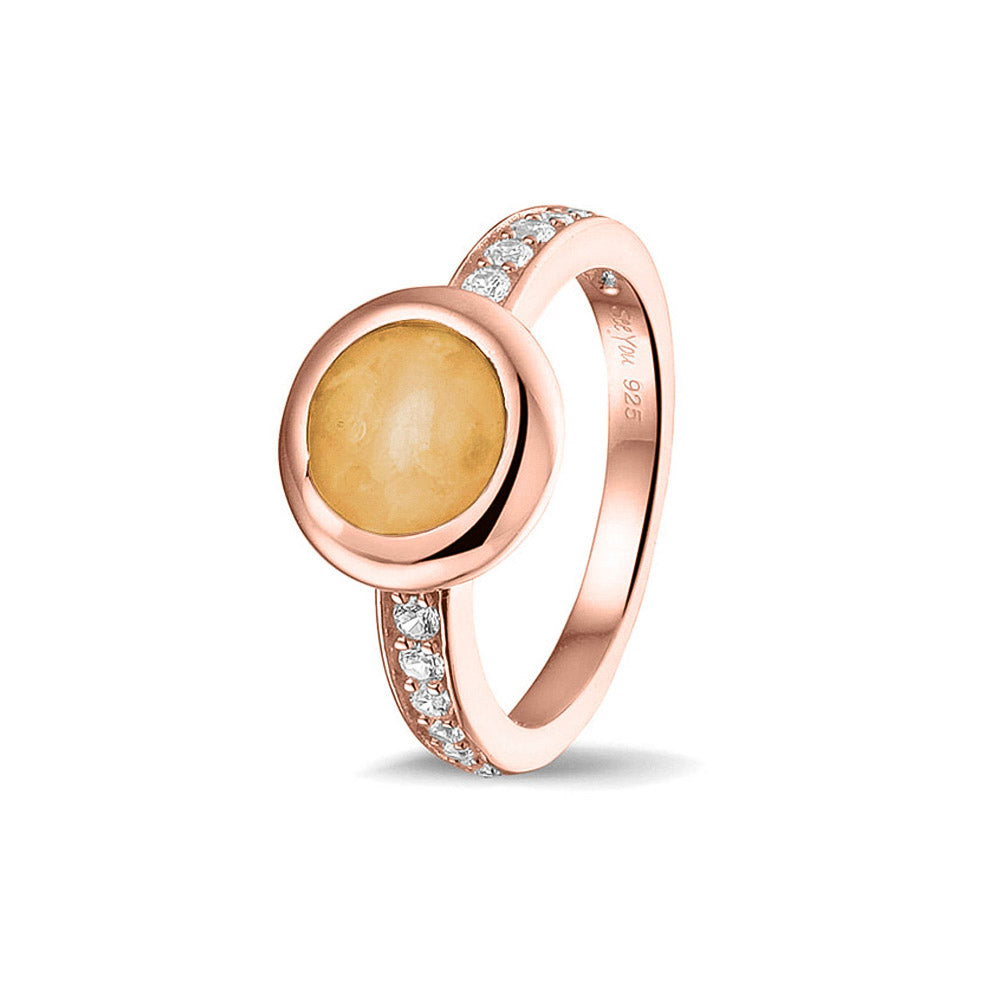 Gedenksieraad, ring 3 mm waar aan de bovenzijde zichtbaar as of haar verwerkt wordt. In de bovenste helft van de ringband zijn zirkonia's of diamanten naar keuze gezet.  Gold