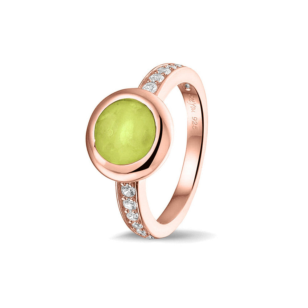 Gedenksieraad, ring 3 mm waar aan de bovenzijde zichtbaar as of haar verwerkt wordt. In de bovenste helft van de ringband zijn zirkonia's of diamanten naar keuze gezet.  Green