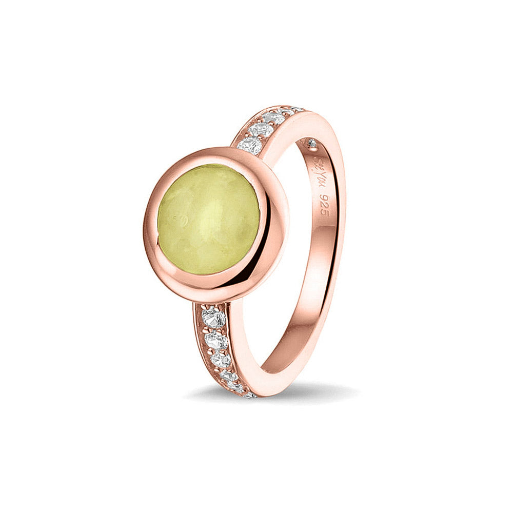 Gedenksieraad, ring 3 mm waar aan de bovenzijde zichtbaar as of haar verwerkt wordt. In de bovenste helft van de ringband zijn zirkonia's of diamanten naar keuze gezet.  Olive