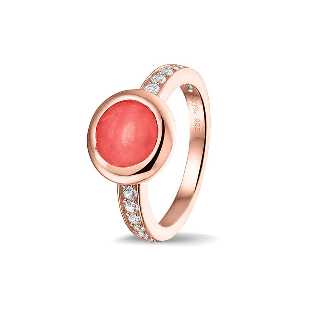 Gedenksieraad, ring 3 mm waar aan de bovenzijde zichtbaar as of haar verwerkt wordt. In de bovenste helft van de ringband zijn zirkonia's of diamanten naar keuze gezet.  Red