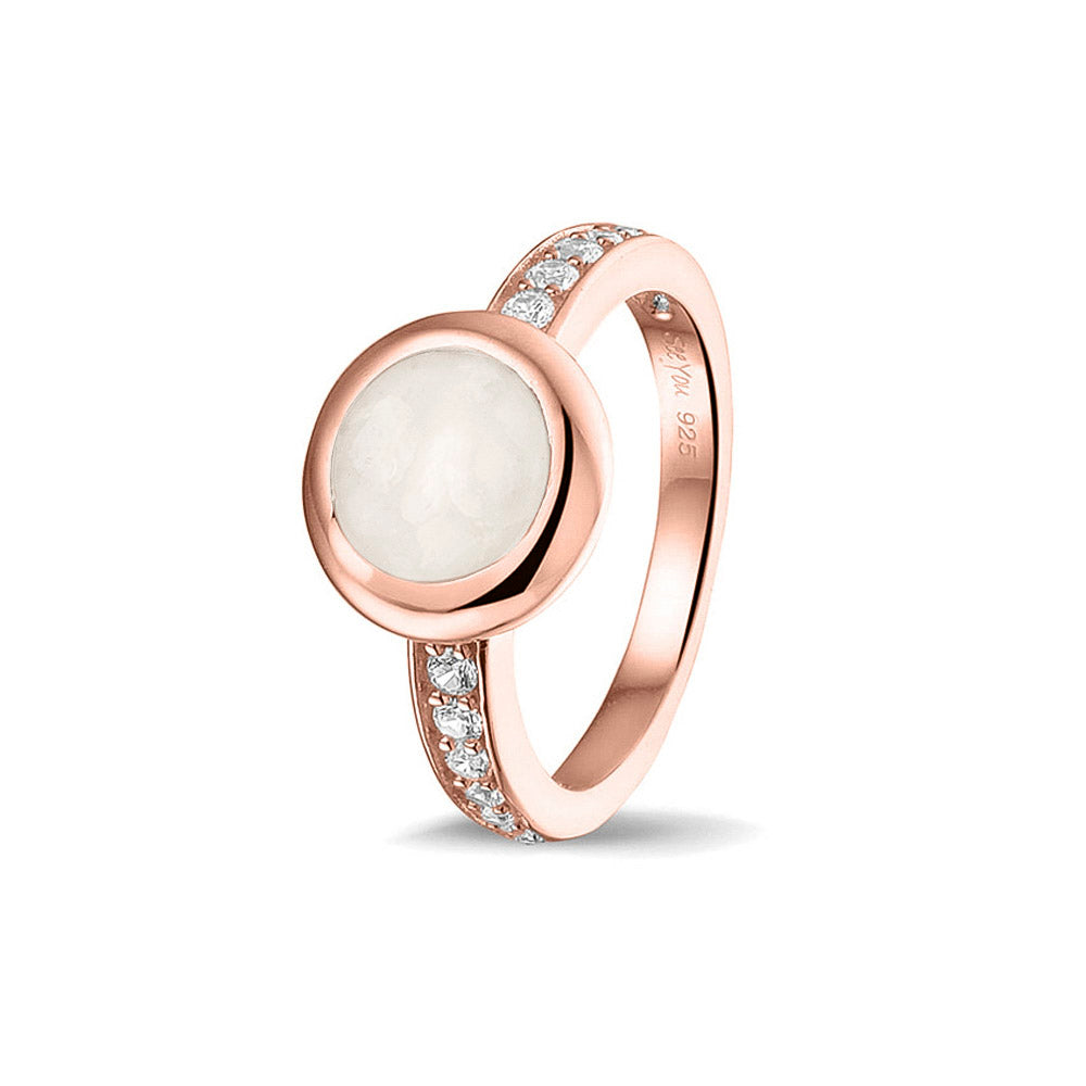 Gedenksieraad, ring 3 mm waar aan de bovenzijde zichtbaar as of haar verwerkt wordt. In de bovenste helft van de ringband zijn zirkonia's of diamanten naar keuze gezet.  White
