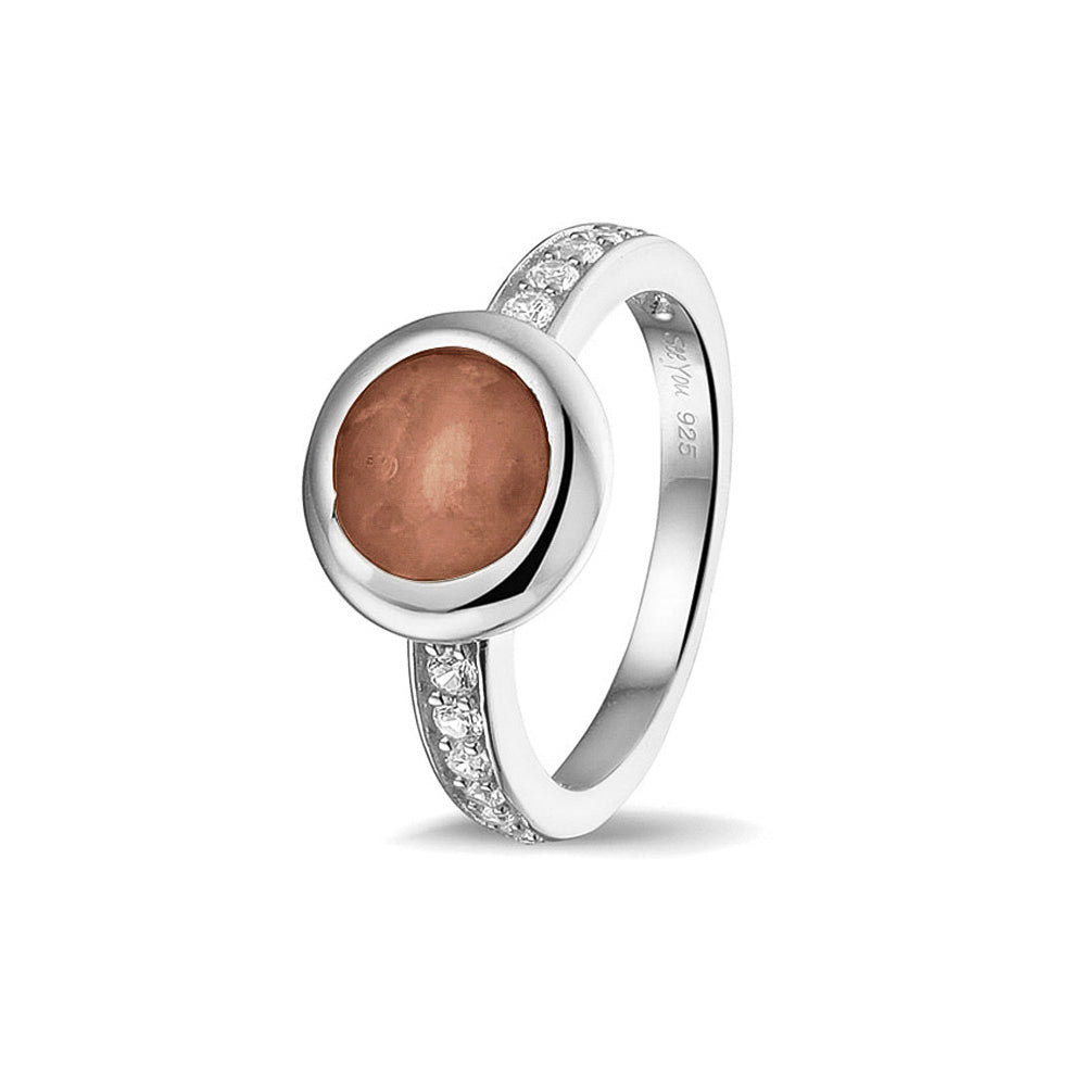 Gedenksieraad, ring 3 mm waar aan de bovenzijde zichtbaar as of haar verwerkt wordt. In de bovenste helft van de ringband zijn zirkonia's of diamanten naar keuze gezet.  Brown