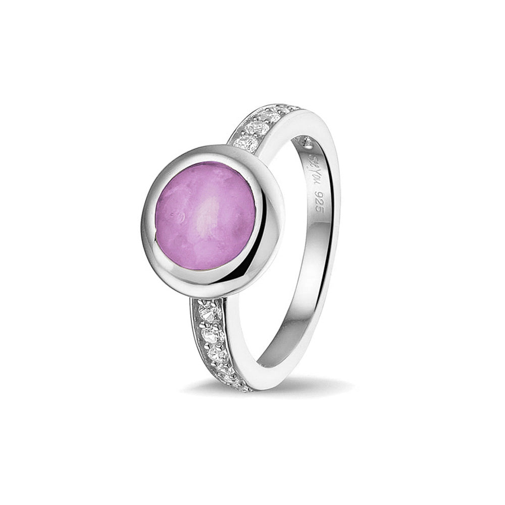 Gedenksieraad, ring 3 mm waar aan de bovenzijde zichtbaar as of haar verwerkt wordt. In de bovenste helft van de ringband zijn zirkonia's of diamanten naar keuze gezet.  Purple