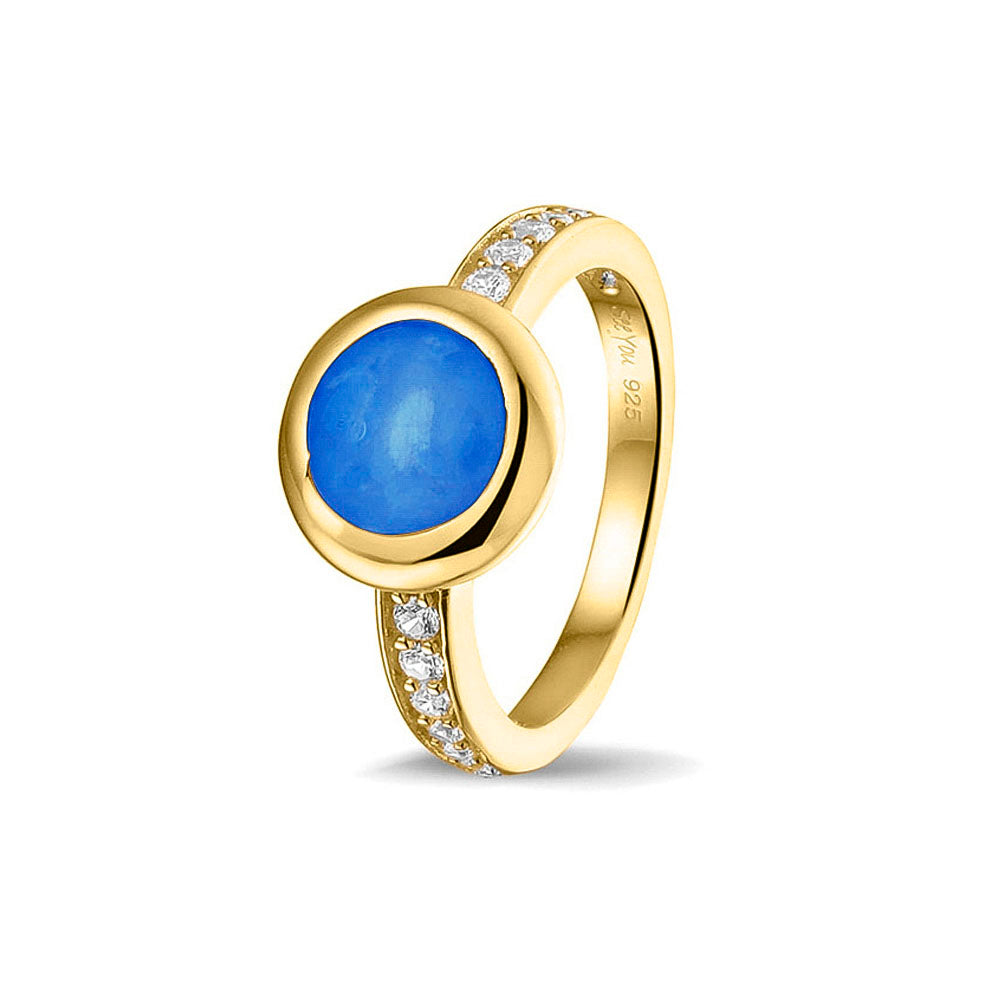 Gedenksieraad, ring 3 mm waar aan de bovenzijde zichtbaar as of haar verwerkt wordt. In de bovenste helft van de ringband zijn zirkonia's of diamanten naar keuze gezet.  Blue