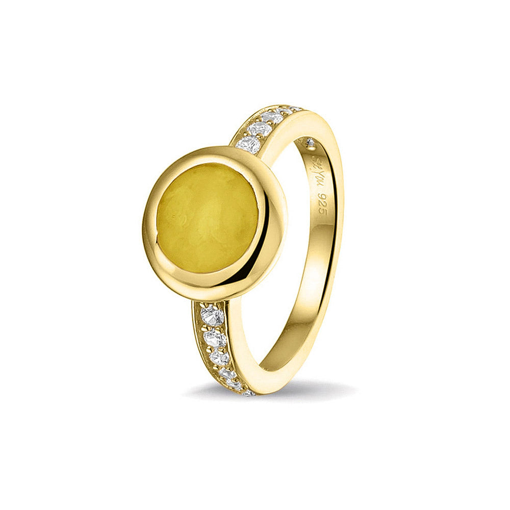 Gedenksieraad, ring 3 mm waar aan de bovenzijde zichtbaar as of haar verwerkt wordt. In de bovenste helft van de ringband zijn zirkonia's of diamanten naar keuze gezet.  Yellow