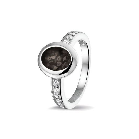 Gedenksieraad, ring 3 mm waar aan de ovale bovenzijde zichtbaar as of haar verwerkt wordt. In de bovenste helft van de ringband zijn zirkonia's of diamanten naar keuze gezet. Black