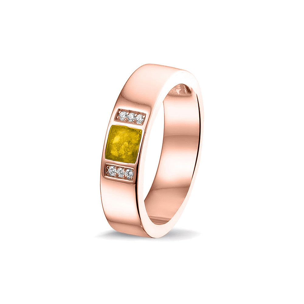 Ring uit onze serie gedenksieraden, waar zichtbaar as of haar verwerkt wordt in twee separate compartimenten geflankeerd door zes stuks zirkonia's of diamanten naar keuze. Yellow