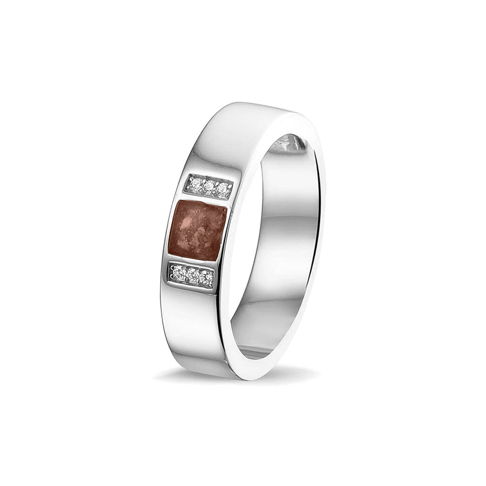 Ring uit onze serie gedenksieraden, waar zichtbaar as of haar verwerkt wordt in twee separate compartimenten geflankeerd door zes stuks zirkonia's of diamanten naar keuze. Brown