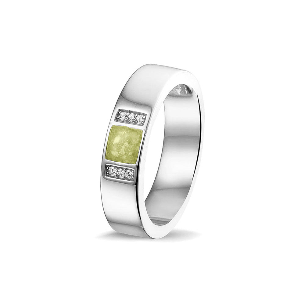 Ring uit onze serie gedenksieraden, waar zichtbaar as of haar verwerkt wordt in twee separate compartimenten geflankeerd door zes stuks zirkonia's of diamanten naar keuze. Olive