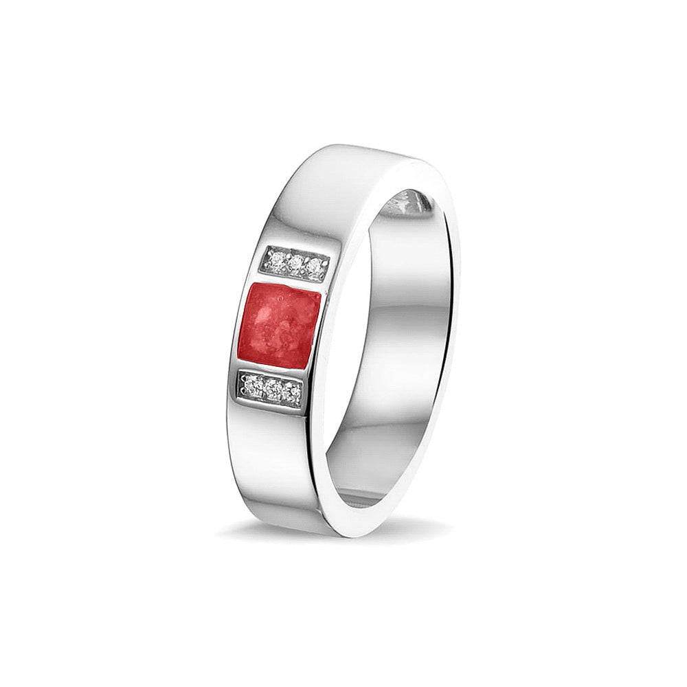 Ring uit onze serie gedenksieraden, waar zichtbaar as of haar verwerkt wordt in twee separate compartimenten geflankeerd door zes stuks zirkonia's of diamanten naar keuze. Red
