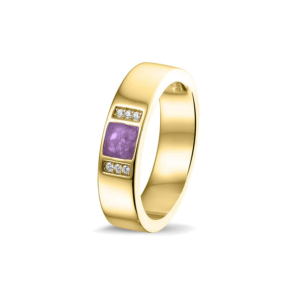 Ring uit onze serie gedenksieraden, waar zichtbaar as of haar verwerkt wordt in twee separate compartimenten geflankeerd door zes stuks zirkonia's of diamanten naar keuze. Purple