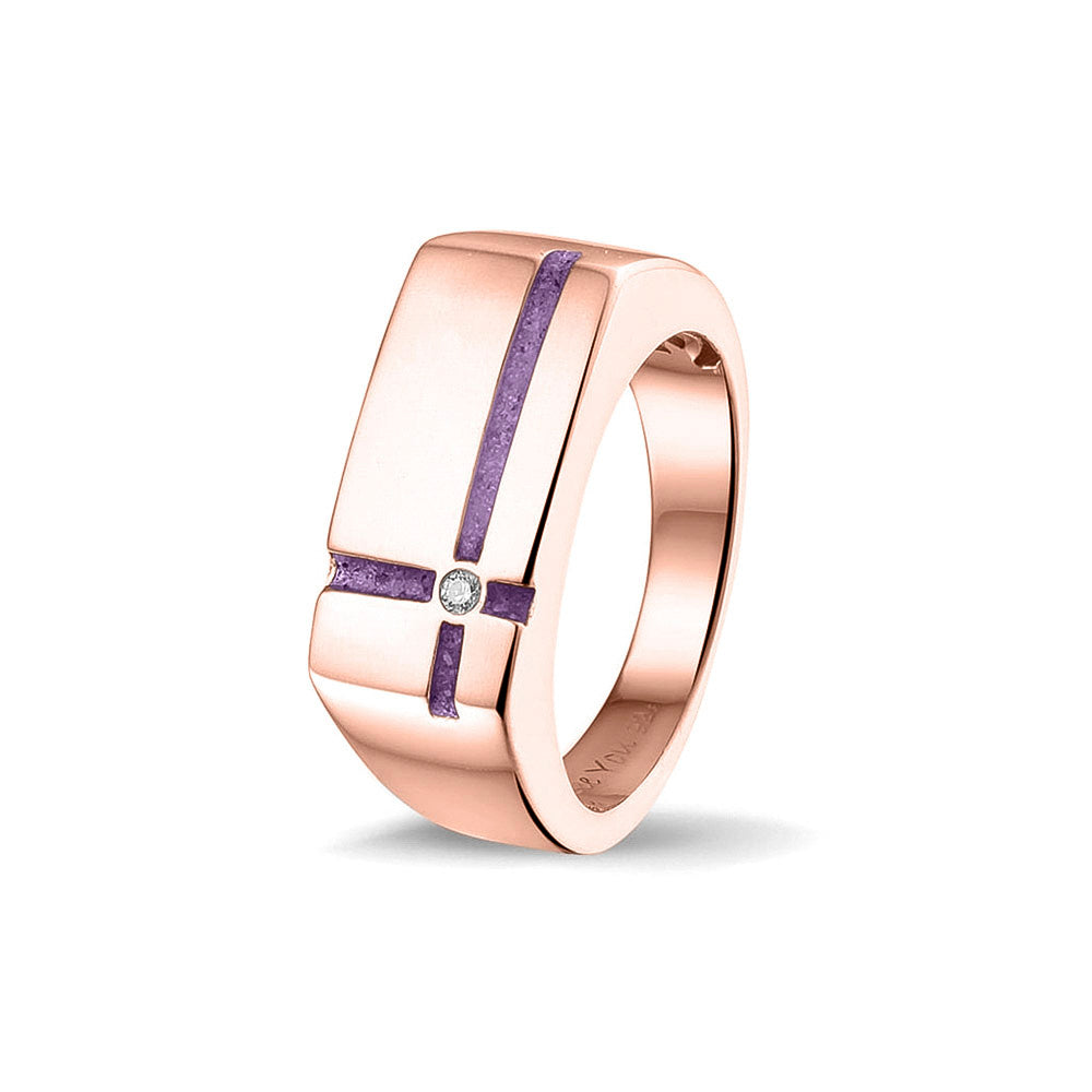 Ring als gedenksieraad 10 breed met twee strepen gescheiden door een zirkonia aan de voorzijde, waar as of haar  in verwerkt wordt. Purple