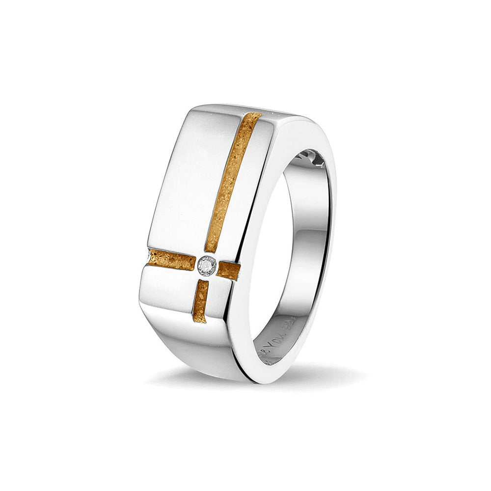 Ring als gedenksieraad 10 breed met twee strepen gescheiden door een zirkonia aan de voorzijde, waar as of haar  in verwerkt wordt. Gold