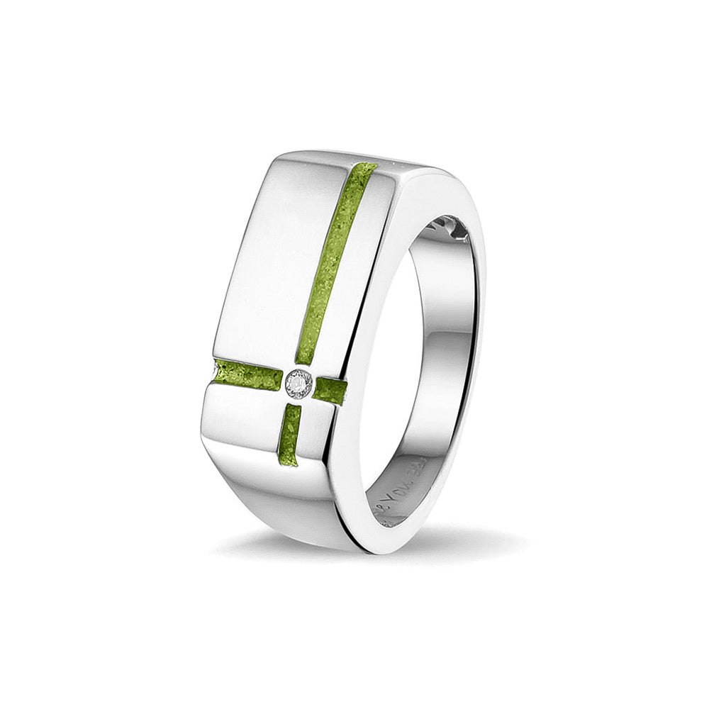 Ring als gedenksieraad 10 breed met twee strepen gescheiden door een zirkonia aan de voorzijde, waar as of haar  in verwerkt wordt. Green