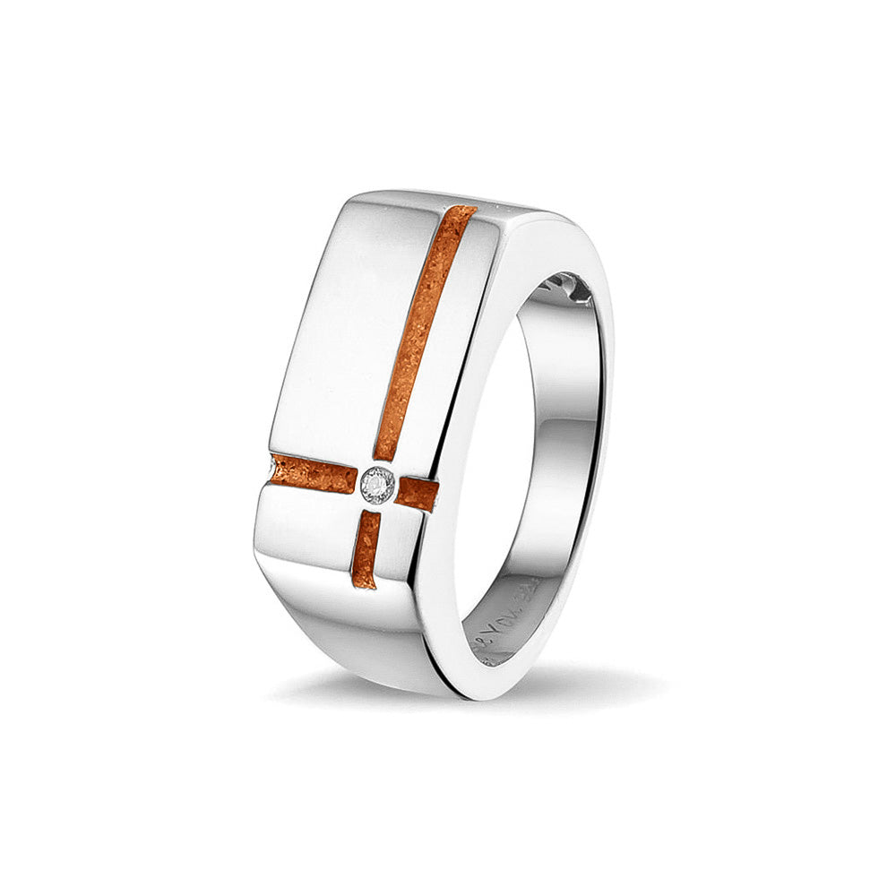 Ring als gedenksieraad 10 breed met twee strepen gescheiden door een zirkonia aan de voorzijde, waar as of haar  in verwerkt wordt. Orange