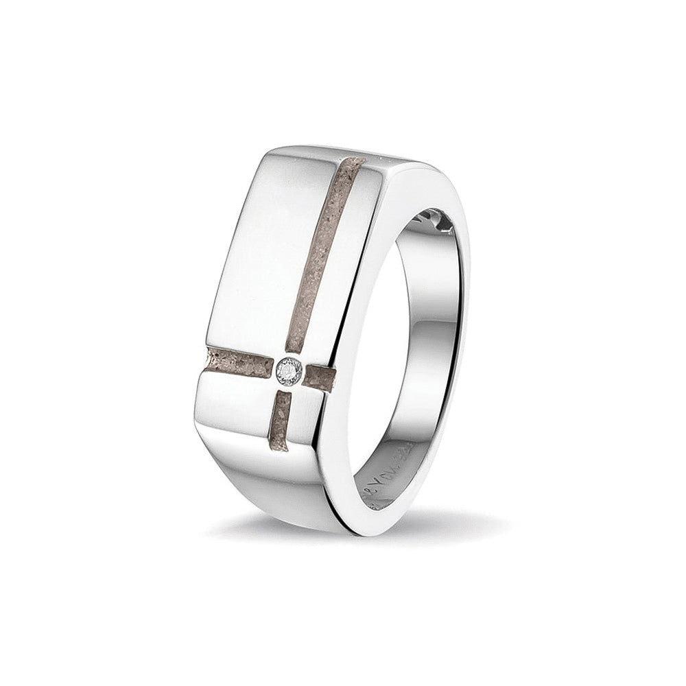 Ring als gedenksieraad 10 breed met twee strepen gescheiden door een zirkonia aan de voorzijde, waar as of haar  in verwerkt wordt. Silver