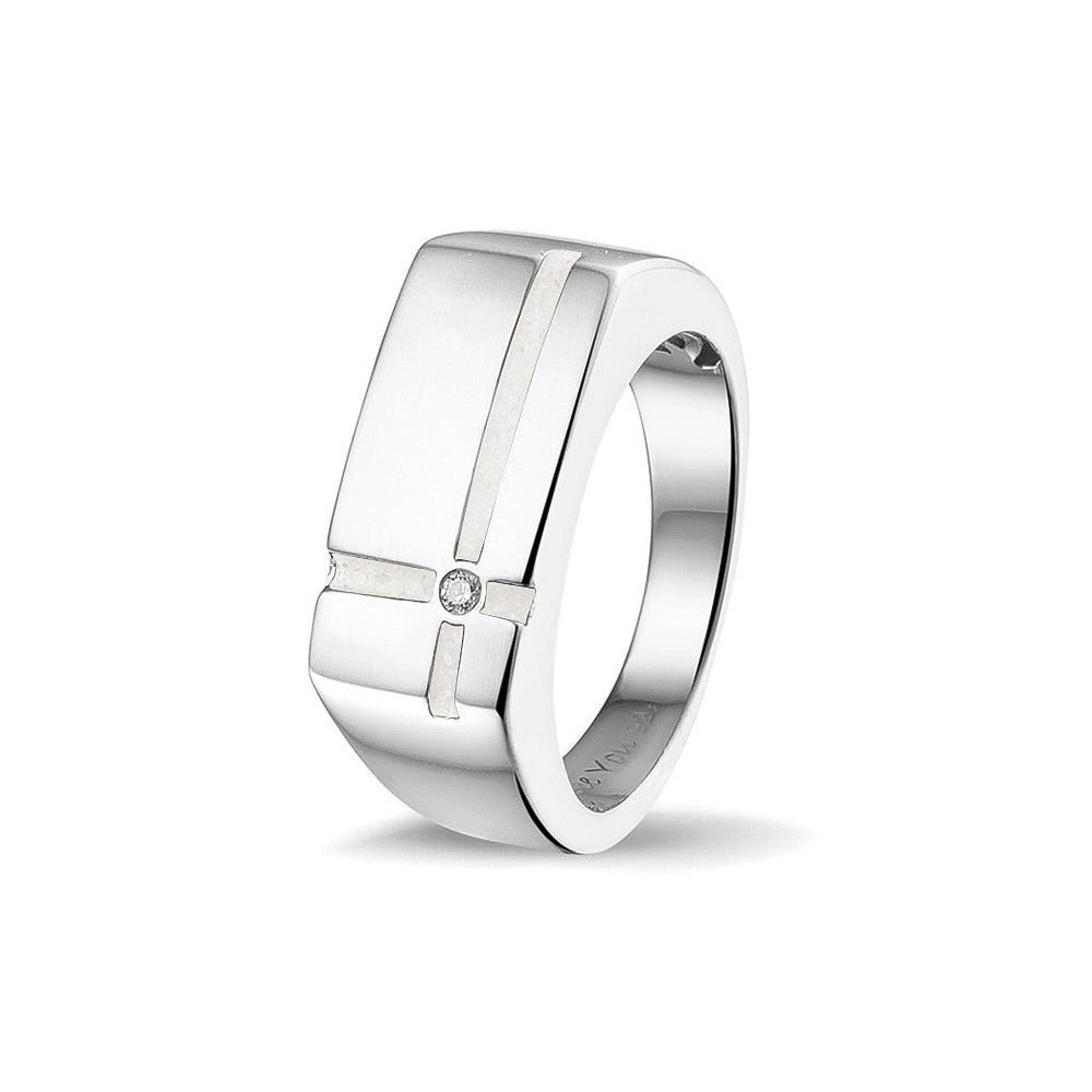 Ring als gedenksieraad 10 breed met twee strepen gescheiden door een zirkonia aan de voorzijde, waar as of haar  in verwerkt wordt. White