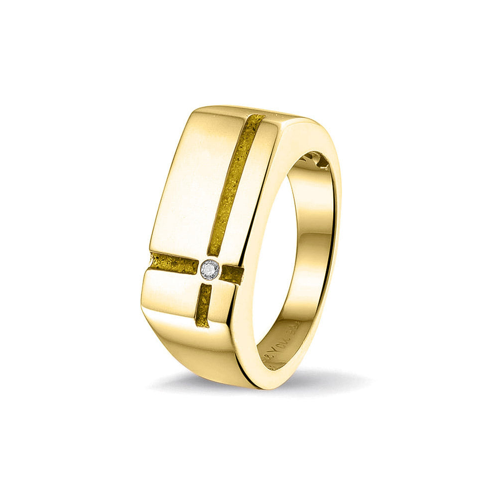 Ring als gedenksieraad 10 breed met twee strepen gescheiden door een zirkonia aan de voorzijde, waar as of haar  in verwerkt wordt. Yellow