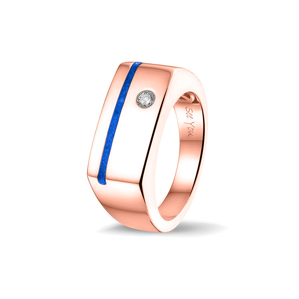 Ring als gedenksieraad met een streep aan de voorzijde, waar as of haar  in verwerkt wordt. Ernaast is een zirkonia gezet. Blue