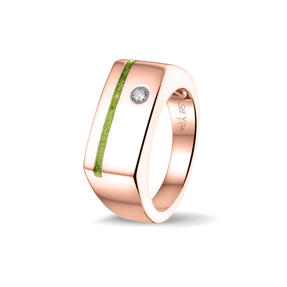Ring als gedenksieraad met een streep aan de voorzijde, waar as of haar  in verwerkt wordt. Ernaast is een zirkonia gezet. Green