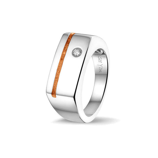 Ring als gedenksieraad met een streep aan de voorzijde, waar as of haar  in verwerkt wordt. Ernaast is een zirkonia gezet. Orange
