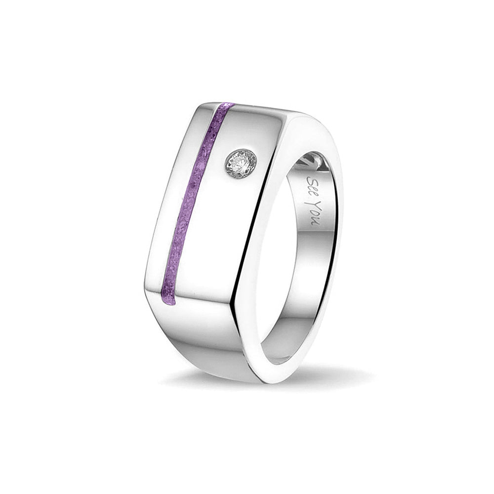 Ring als gedenksieraad met een streep aan de voorzijde, waar as of haar  in verwerkt wordt. Ernaast is een zirkonia gezet. Purple