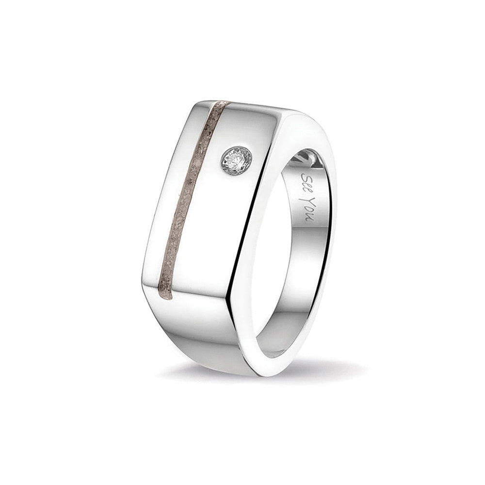 Ring als gedenksieraad met een streep aan de voorzijde, waar as of haar  in verwerkt wordt. Ernaast is een zirkonia gezet. Silver