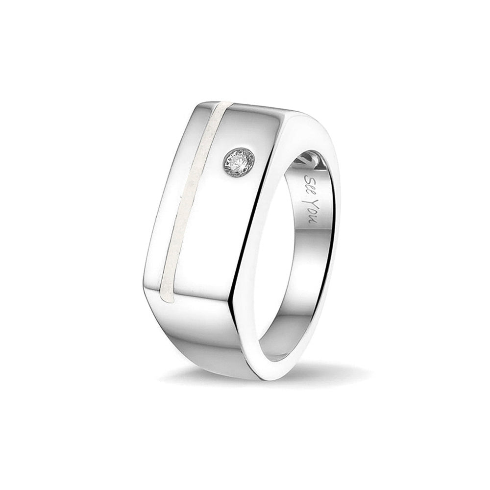 Ring als gedenksieraad met een streep aan de voorzijde, waar as of haar  in verwerkt wordt. Ernaast is een zirkonia gezet. White