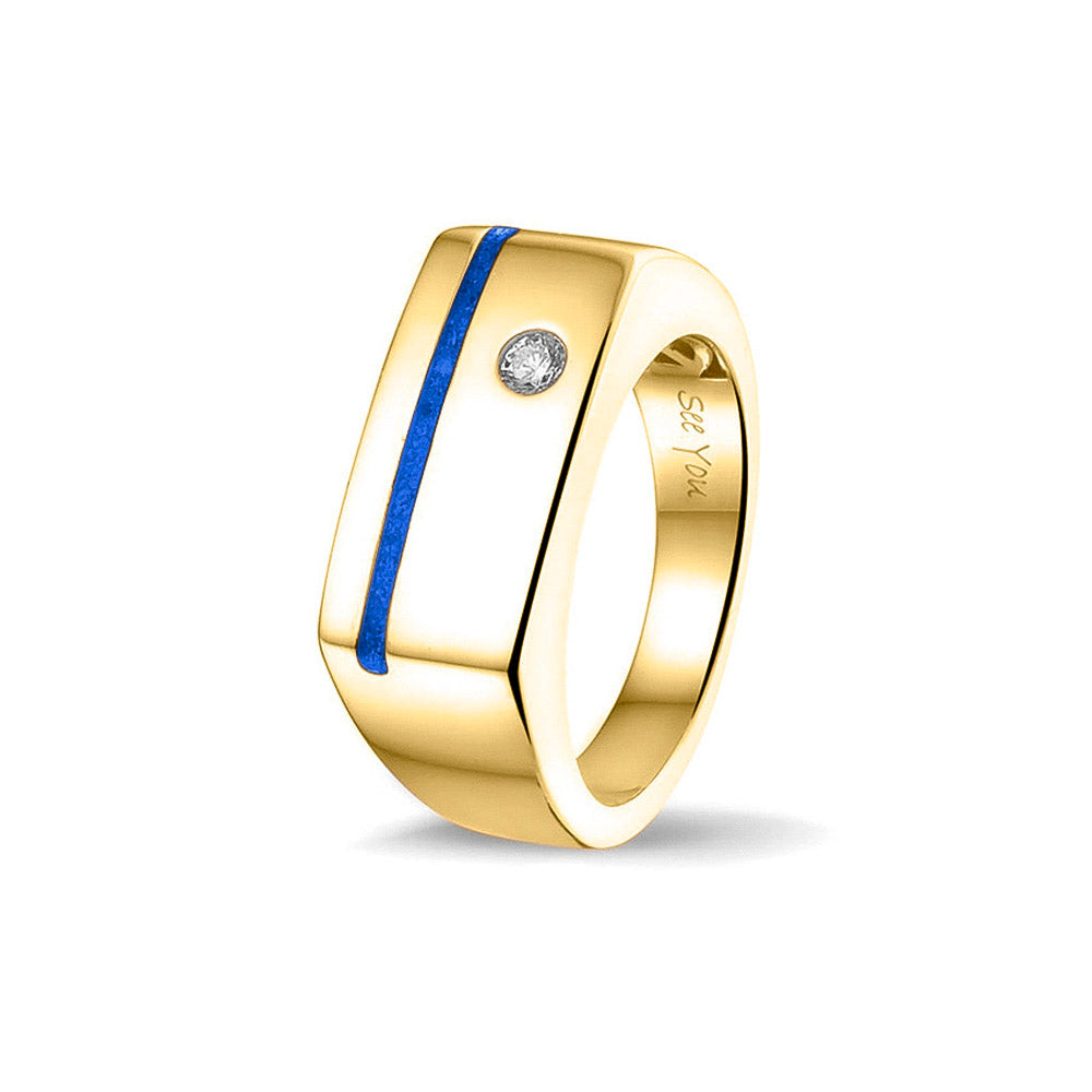 Ring als gedenksieraad met een streep aan de voorzijde, waar as of haar  in verwerkt wordt. Ernaast is een zirkonia gezet. Blue