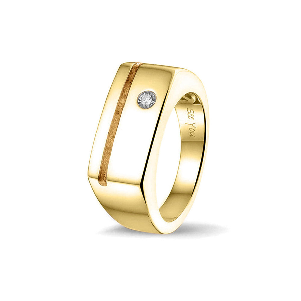 Ring als gedenksieraad met een streep aan de voorzijde, waar as of haar  in verwerkt wordt. Ernaast is een zirkonia gezet. Gold