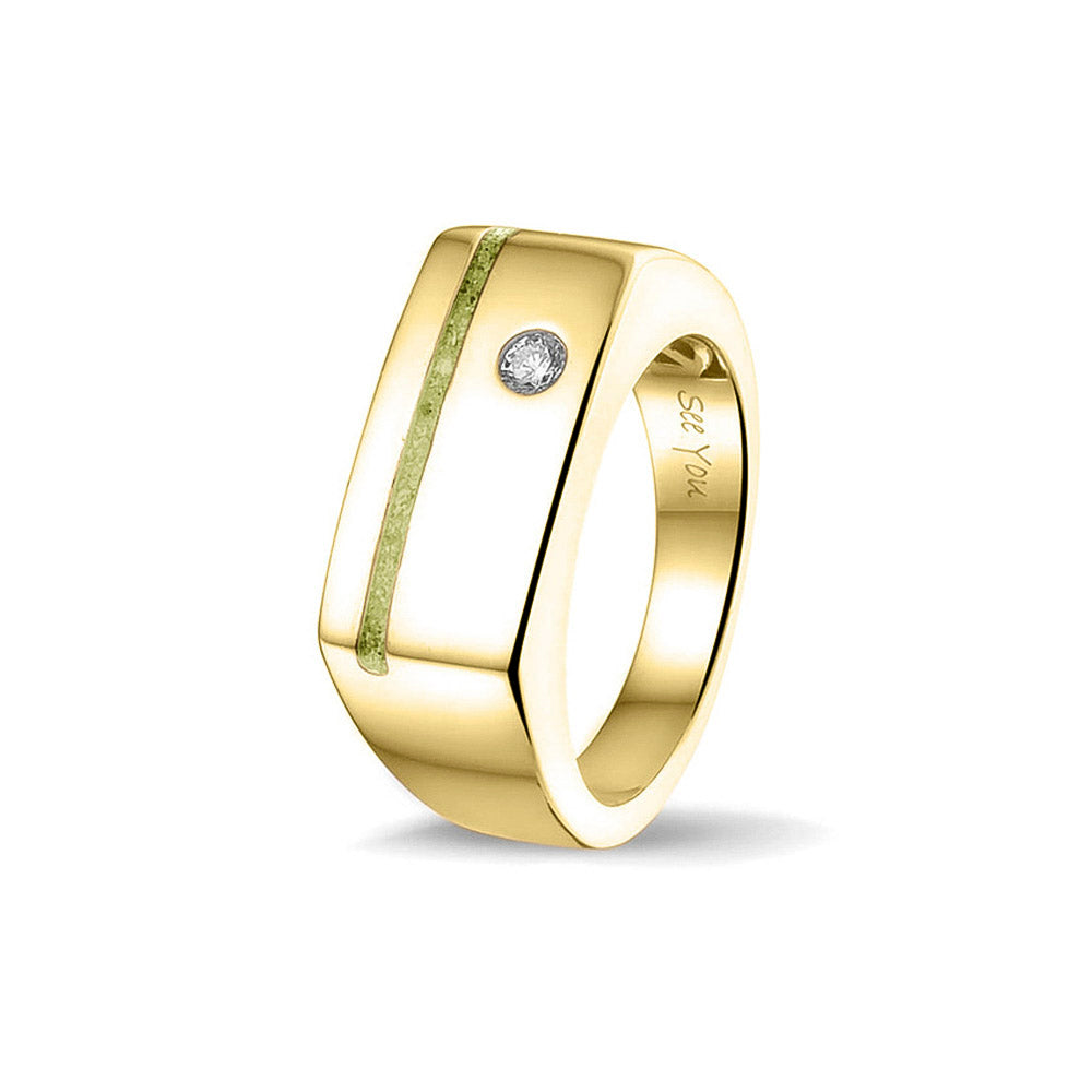 Ring als gedenksieraad met een streep aan de voorzijde, waar as of haar  in verwerkt wordt. Ernaast is een zirkonia gezet. Olive