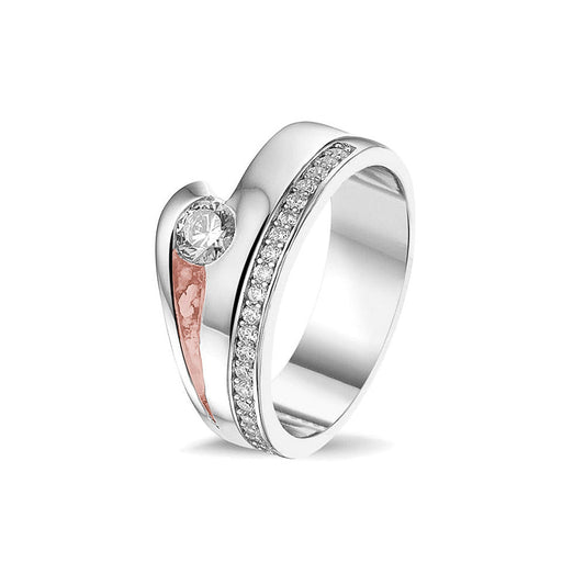Gedenksieraad, creatieve ring waar aan de zijkant zichtbaar as of haar verwerkt onder de edelsteen naar keuze, een buitenste band is deels gezet met zirkonia's of diamanten naar keuze. Blush