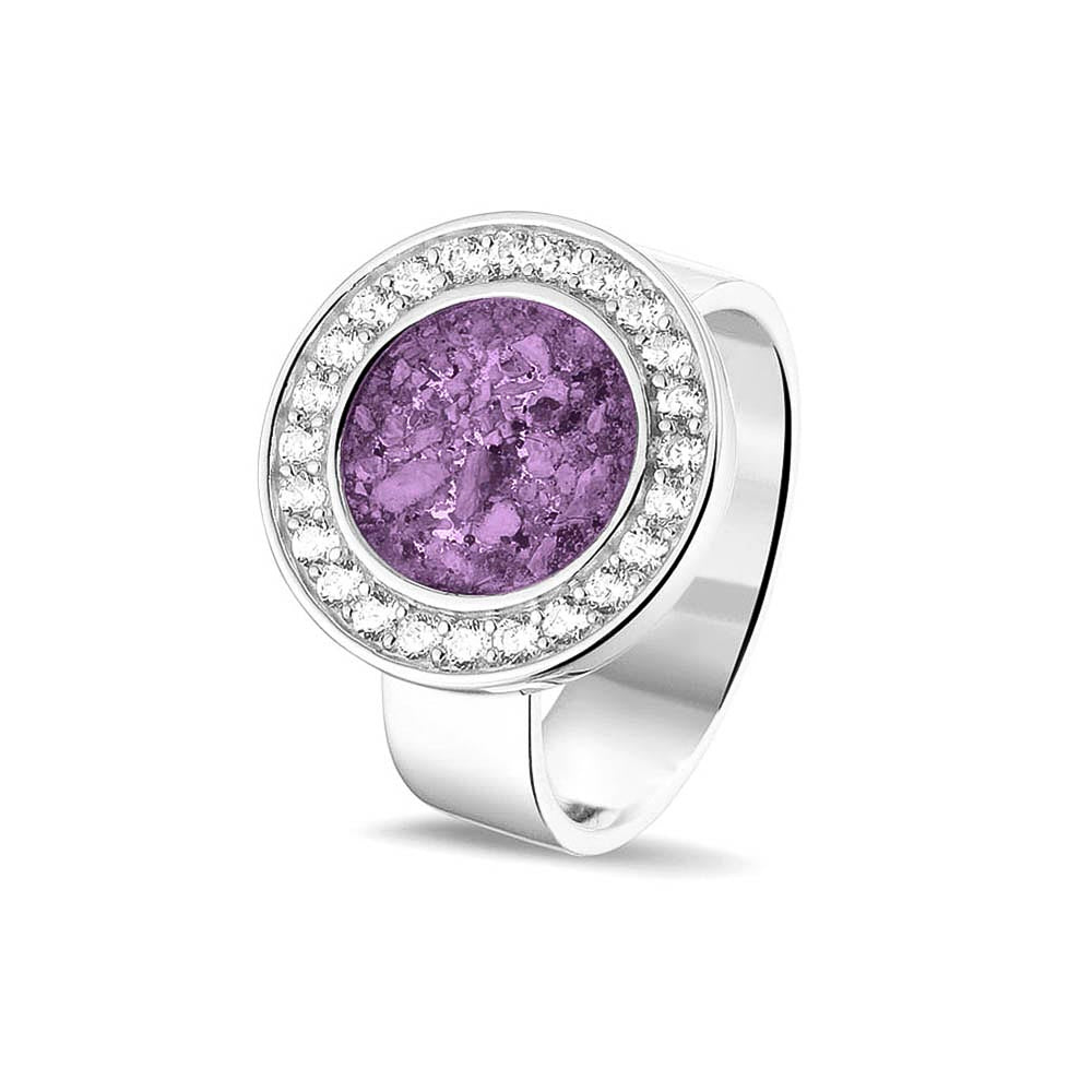  Asring 6 mm uit onze serie gedenksieraden, waar aan de bovenzijde zichtbaar as of haar verwerkt wordt in een rondje, rondom gezet met zirkonia's of diamanten naar keuze. Purple