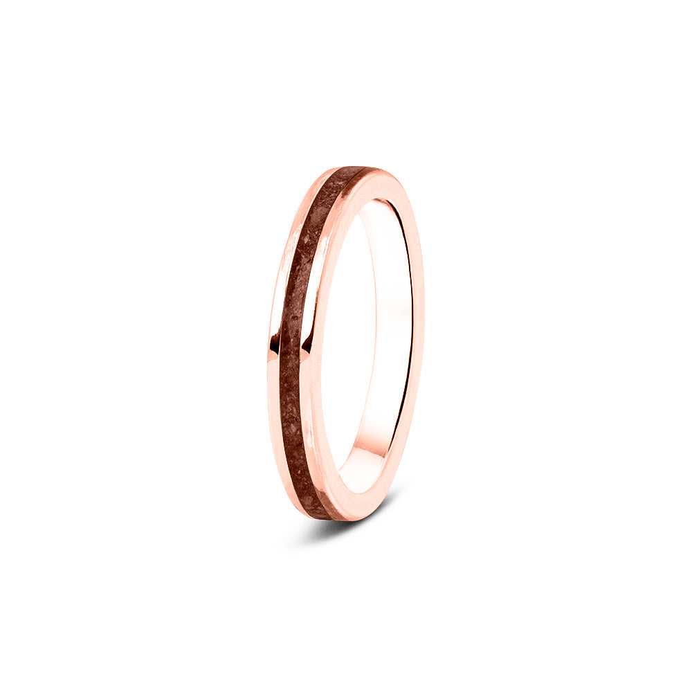 Gedenksieraad, ring 3 mm rondom zichtbaar gevuld met as of haar. Het vullen en sealen met onze speciale hars wordt in onze ambachtelijke edelsmederij gedaan. Brown